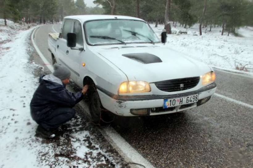KUZEY EGE'DE KAR YAĞIŞI HAYATI OLUMSUZ ETKİLİYOR