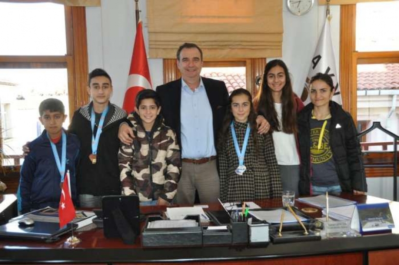 BAŞKAN RAHMİ GENÇER, ŞAMPİYONLARI ÖDÜLLENDİRDİ.